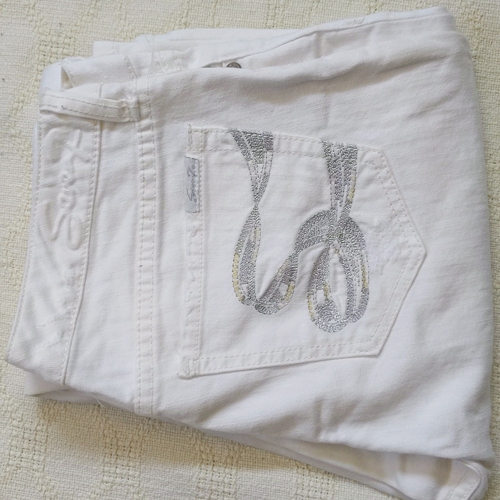 Seven7 Jeans.